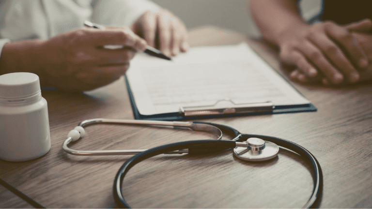 Consulta médica sobre tratamiento para la disfunción eréctil en clínica especializada.