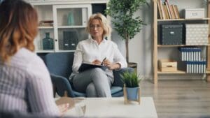 ¿Cómo mejorar tu bienestar emocional con psicoterapia?