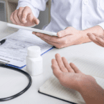 Consulta médica centrada en medicina funcional para mejorar la salud digestiva.