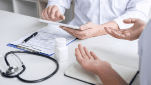 Consulta médica centrada en medicina funcional para mejorar la salud digestiva.