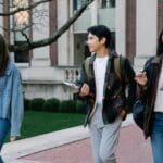 Estudiantes internacionales estudiando en España con becas universitarias y oportunidades académicas