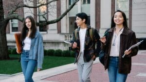 Estudiantes internacionales estudiando en España con becas universitarias y oportunidades académicas