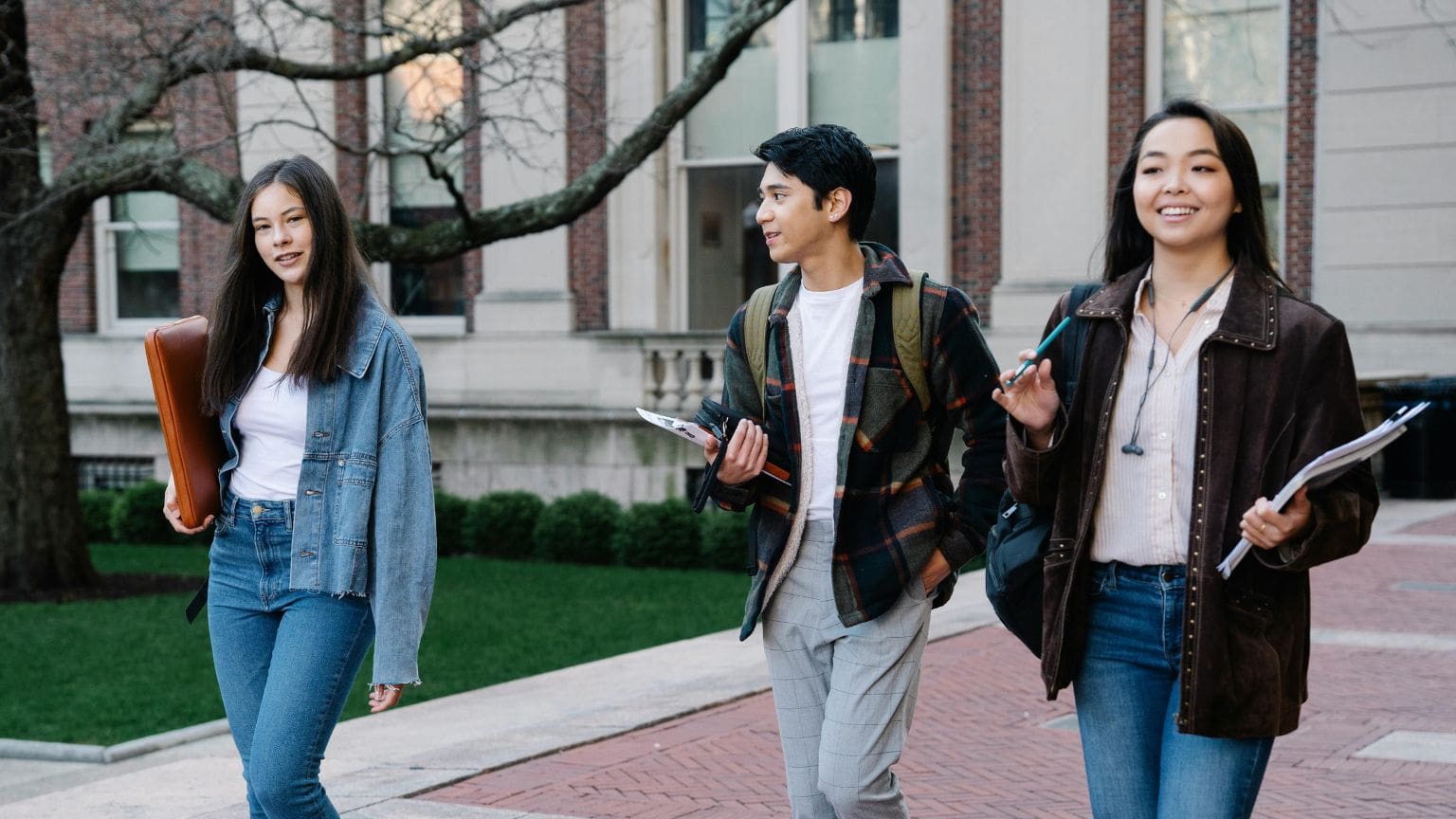 Estudiantes internacionales estudiando en España con becas universitarias y oportunidades académicas