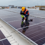 Instalación de paneles solares fotovoltaicos en el tejado de una vivienda moderna.