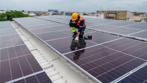 Instalación de paneles solares fotovoltaicos en el tejado de una vivienda moderna.