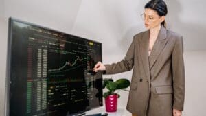 Análisis del tráfico de un sitio web y de las conversiones mediante paneles de datos de marketing digital