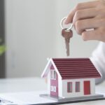 Personas comparando opciones para alquilar o comprar vivienda