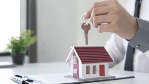 Personas comparando opciones para alquilar o comprar vivienda