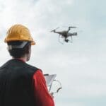 Dron realizando trabajos de topografía y cartografía aérea para proyectos de ingeniería