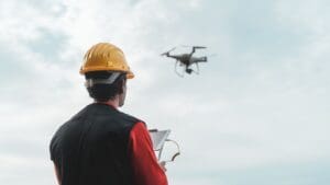 Dron realizando trabajos de topografía y cartografía aérea para proyectos de ingeniería