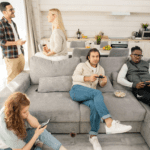 Personas conviviendo en un apartamento moderno de coliving.