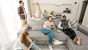 Personas conviviendo en un apartamento moderno de coliving.