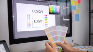 Diseño de identidad de marca con logotipo, colores y elementos visuales en proceso creativo.