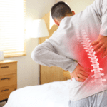 Paciente recibiendo dolor crónico tratamiento mediante terapia manual.