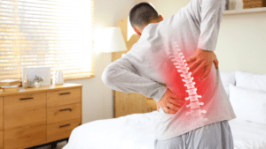 Paciente recibiendo dolor crónico tratamiento mediante terapia manual.