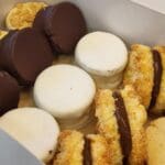 Dulces artesanos y postres tradicionales hechos a mano en una tienda de repostería artesanal