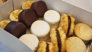 Dulces artesanos y postres tradicionales hechos a mano en una tienda de repostería artesanal