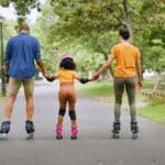 ¿Qué equipo necesitan los niños para empezar a patinar?