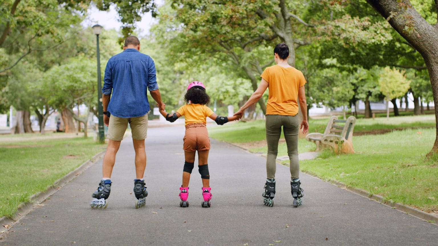 ¿Qué equipo necesitan los niños para empezar a patinar?