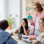 facilitación de grupos personas en reunión mejorando procesos colectivos y trabajo en equipo