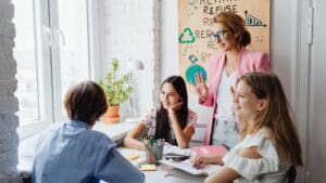facilitación de grupos personas en reunión mejorando procesos colectivos y trabajo en equipo
