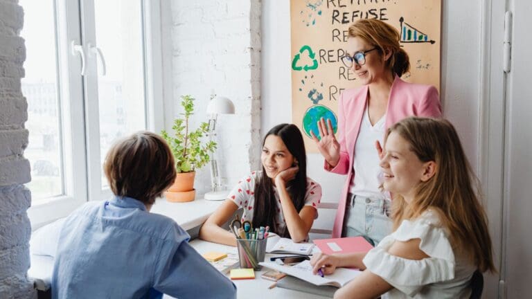 facilitación de grupos personas en reunión mejorando procesos colectivos y trabajo en equipo