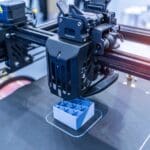 Impresora 3D fabricando una pieza durante el proceso de impresión 3D