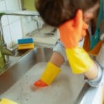 Desagüe de cocina atascado con agua acumulada en el fregadero