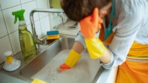 Desagüe de cocina atascado con agua acumulada en el fregadero