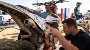 ¿Qué son los adhesivos de competición y cuál es su función?