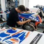 ¿Qué es un kit de gráficos para moto y por qué es tan útil?