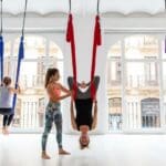 ¿Qué es el aerial yoga y por qué está ganando popularidad en España?
