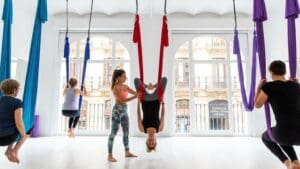 ¿Qué es el aerial yoga y por qué está ganando popularidad en España?