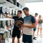 ¿Qué considerar al comprar palas padel para mejorar el juego?