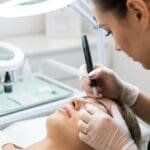 ¿Qué es la técnica de cejas pelo a pelo y cómo puede mejorar tu mirada?