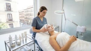 ¿Qué son los tratamientos faciales en España y cómo ayudan a la piel?