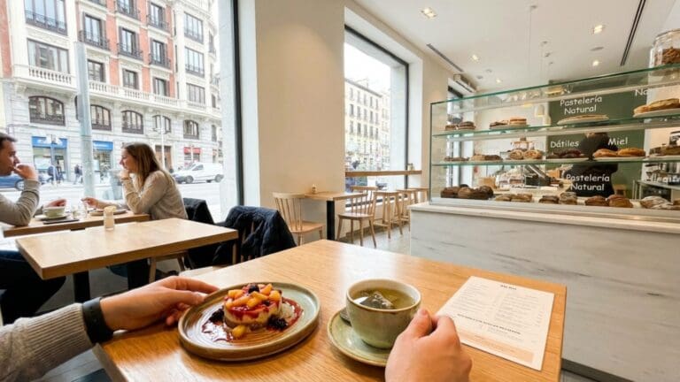 ¿Qué es la comida sin azúcar refinado y cómo encontrarla en Madrid?