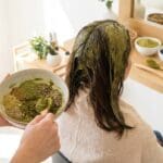 ¿Qué es la coloración vegetal y cómo beneficia al cabello?