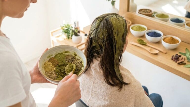 ¿Qué es la coloración vegetal y cómo beneficia al cabello?