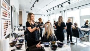 ¿Qué es una peluquería especializada en color y por qué buscarla?