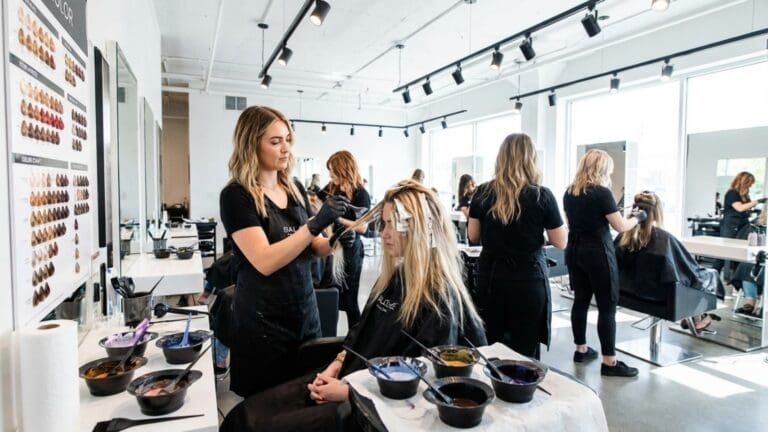 ¿Qué es una peluquería especializada en color y por qué buscarla?