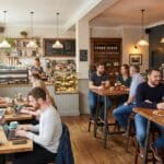 ¿Qué es una cafeteria pub y por qué se ha vuelto tan popular?