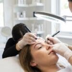 ¿Qué es el microblading y cómo puede mejorar la apariencia de las cejas?