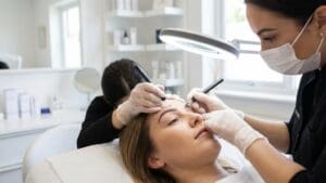 ¿Qué es el microblading y cómo puede mejorar la apariencia de las cejas?