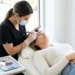 ¿Qué es el maquillaje permanente y cómo puede ayudar a las personas?