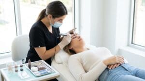 ¿Qué es el maquillaje permanente y cómo puede ayudar a las personas?