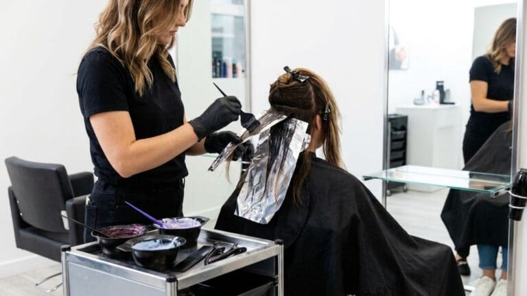 ¿Qué es la coloración del cabello y cómo afecta a su estructura?