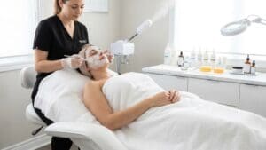 ¿Qué son los tratamientos en faciales y cómo ayudan a la piel?