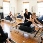 ¿Qué son las clases de pilates y cómo benefician al cuerpo?