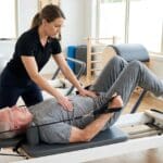 ¿Qué es el pilates terapéutico y cómo puede ayudar a mejorar la salud?